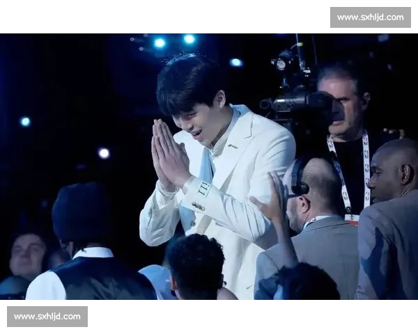 杨瀚森选秀西装暗藏甜蜜密码！疑似女友曝光，青梅竹马清纯般配